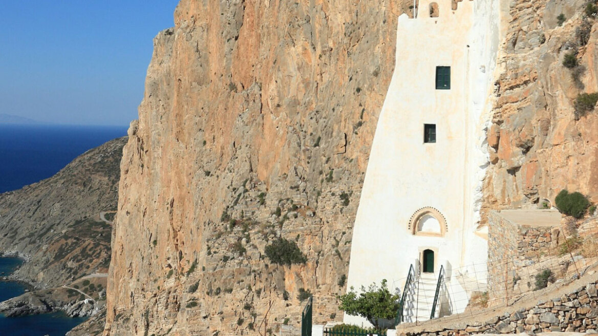4 μοναστήρια στην Ελλάδα κρεμασμένα στα βράχια