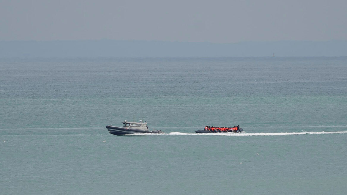 Φωτιά σε σκάφος με μετανάστες στη Μάγχη, διασώθηκαν 157 άνθρωποι