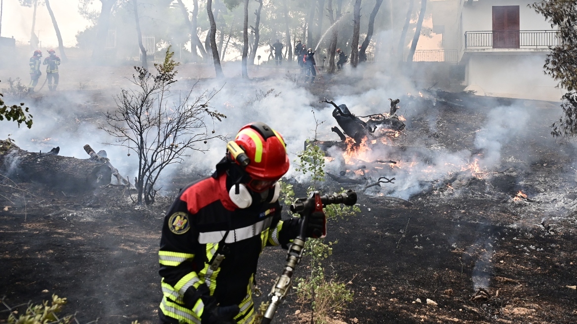 Βίντεο: Καρέ - καρέ η μάχη πυροσβεστών και εναέριων μέσων στη Λούμπα για να γλιτώσουν τον οικισμό από τις φλόγες