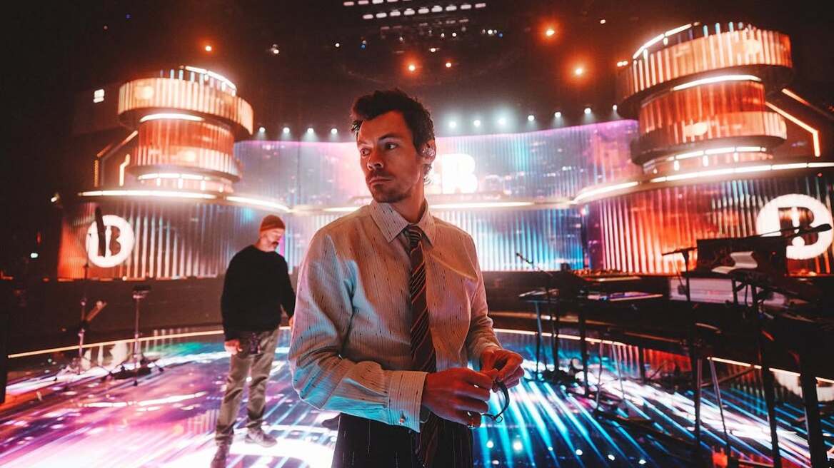 Harry Styles: Έπεσε στη σκηνή στη διάρκεια συναυλίας και η αντίδρασή του έγινε αμέσως viral
