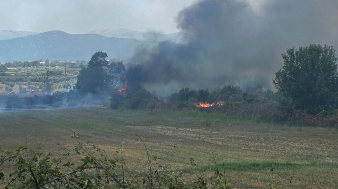 Φωτιά στη Μεγάλη Χώρα Αγρινίου, σηκώθηκαν δύο αεροσκάφη  