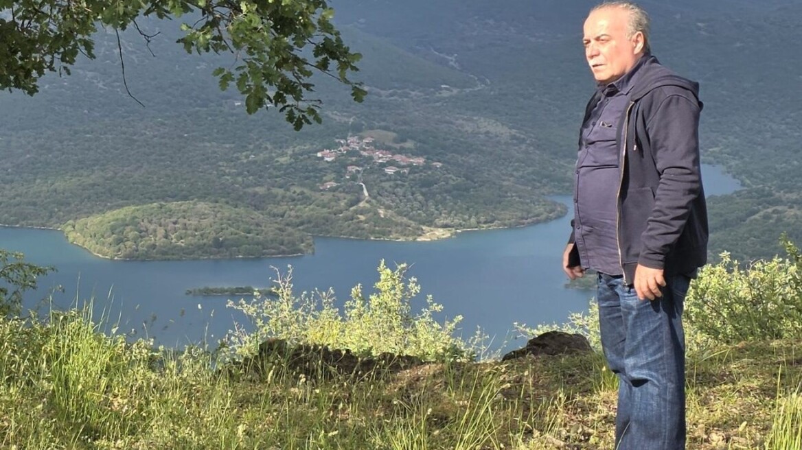 «Γη τραχιά και τρυφερή, απρόσιτη και οικεία»: Τα Τρόπαια Αρκαδίας του Μπάμπη Τσέρτου
