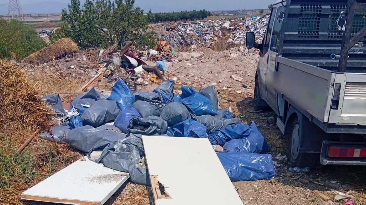 Μετέτρεψαν χωράφι στη Χαλκηδόνα Θεσσαλονίκης σε χωματερή με μπάζα από ανακαινίσεις, δύο συλλήψεις