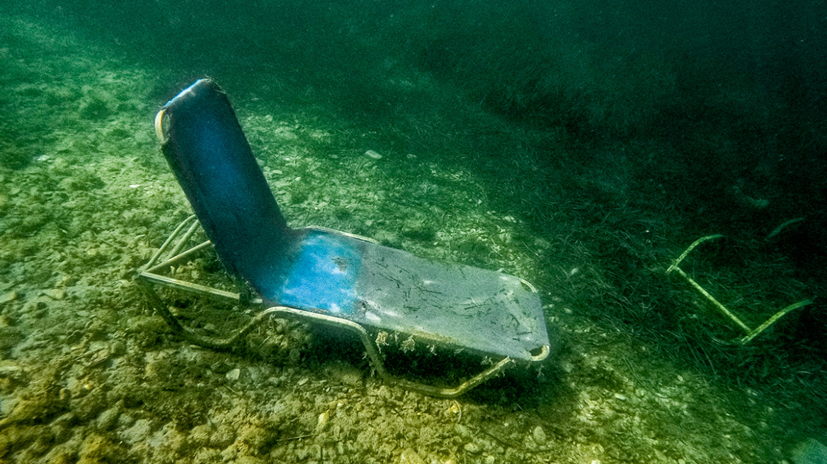 Αποκαρδιωτικές εικόνες από την παραλία Ημερολιά στη βόρεια Κέρκυρα: Γέμισε με... ξαπλώστρες ο βυθός, δείτε εικόνες