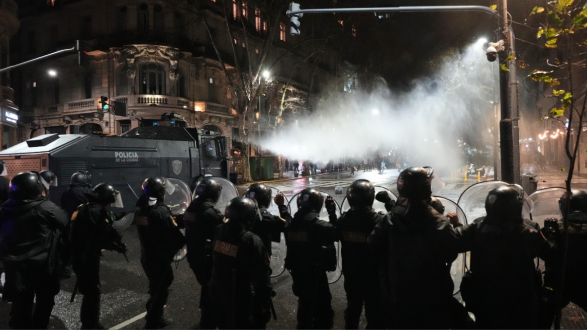 Επεισόδια μεταξύ διαδηλωτών και αστυνομικών έξω από τη Γερουσία στην Αργεντινή, δείτε βίντεο