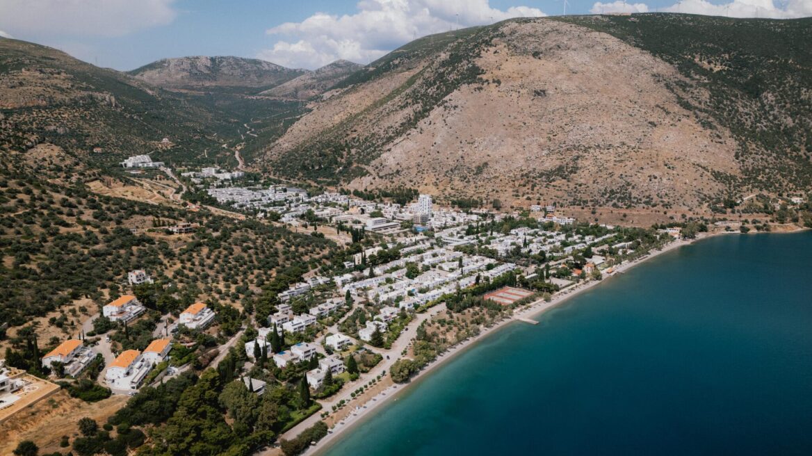 Αθήνα-Αρβανίτσα-Αντίκυρα: Ένα καλοκαιρινό road trip από το βουνό στη θάλασσα
