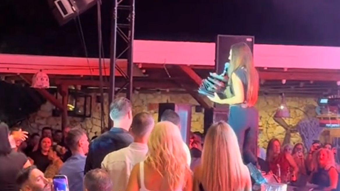 Η Ιουλία Καλλιμάνη θύμωσε με θεατή που της πέταξε λουλούδια στην Ηγουμενίτσα: Του τα επέστρεψε στο κεφάλι και είπε «εσένα σ' αρέσει αυτό...», δείτε βίντεο
