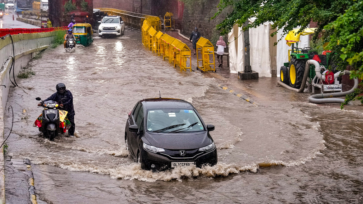 Σχεδόν 100 νεκροί από τις πλημμύρες στη βορειοανατολική Ινδία
