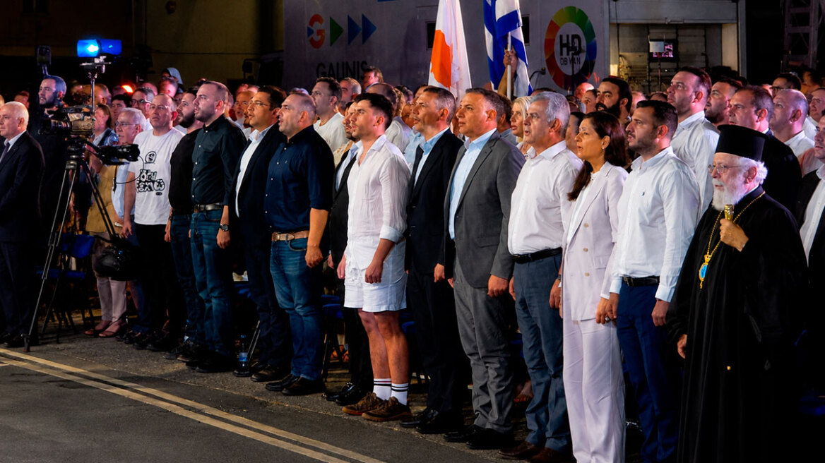 Φειδίας Παναγιώτου: Αντιδράσεις για την εμφάνισή του με σορτς σε εκδήλωση μνήμης για Ισαάκ και Σολωμού