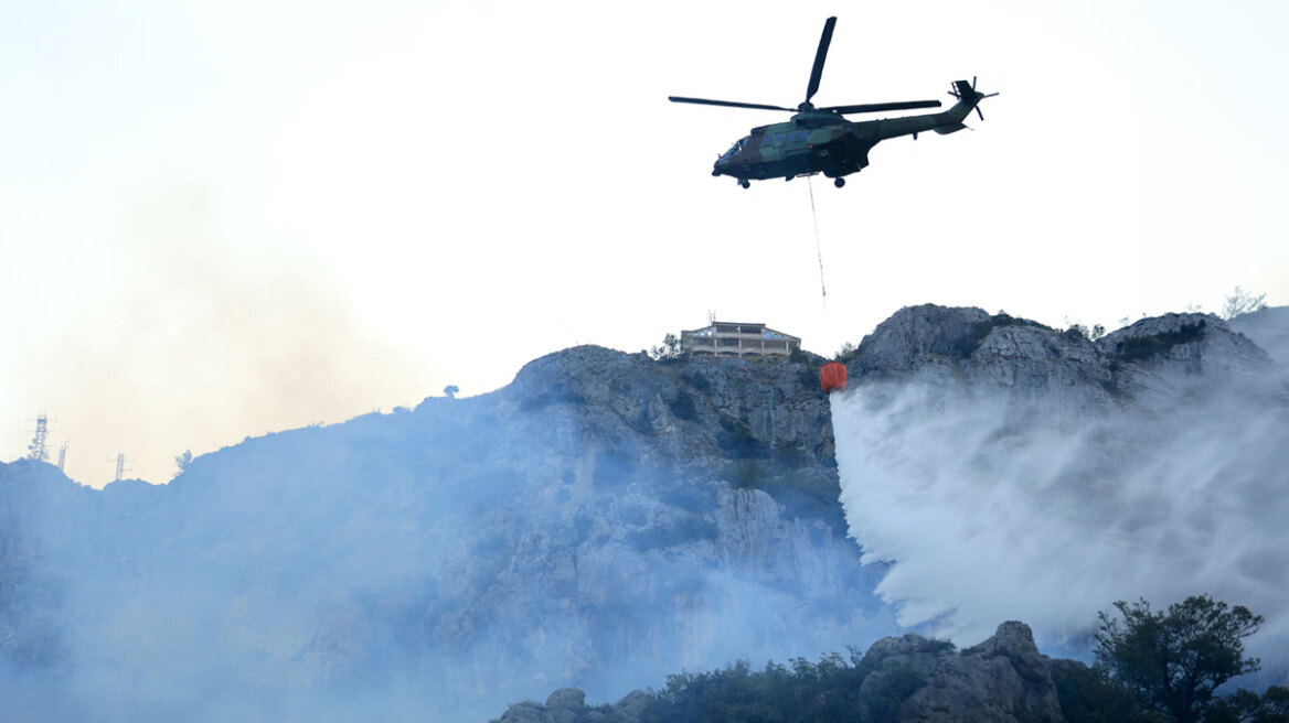 Μαίνεται η μεγάλη φωτιά στα Τίρανα, έφτασε μία ανάσα από σπίτια, εκκενώθηκαν χωριά, δείτε βίντεο