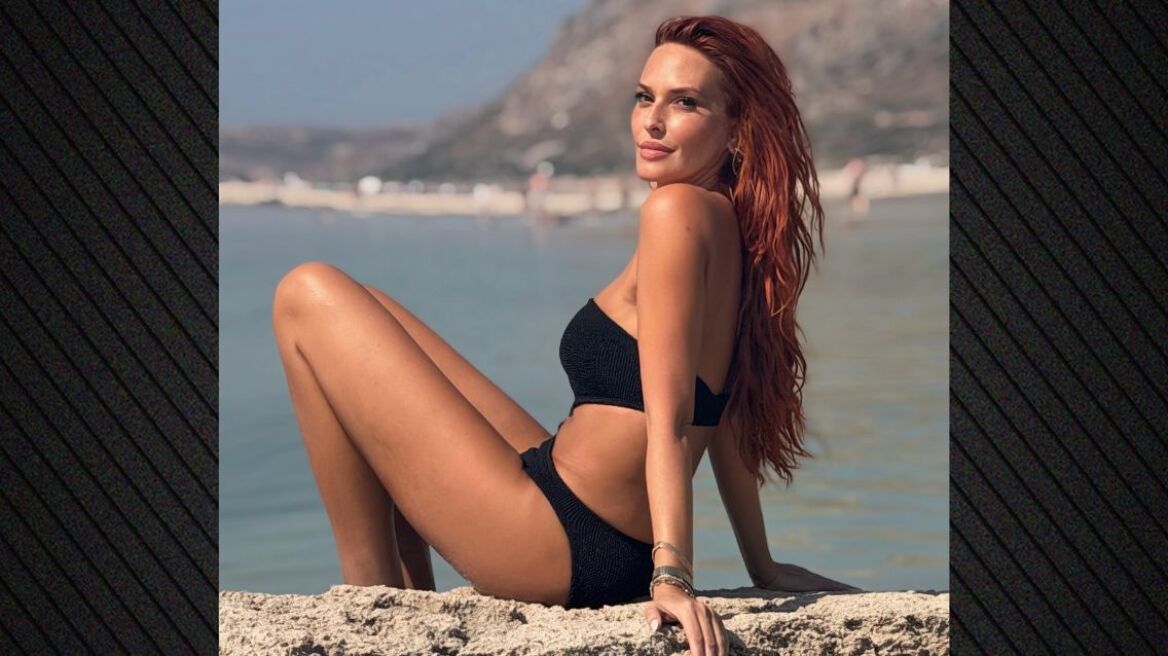 Η Σίσσυ Χρηστίδου φωτογραφήθηκε με μονοκίνι σε παραλία στα Χανιά