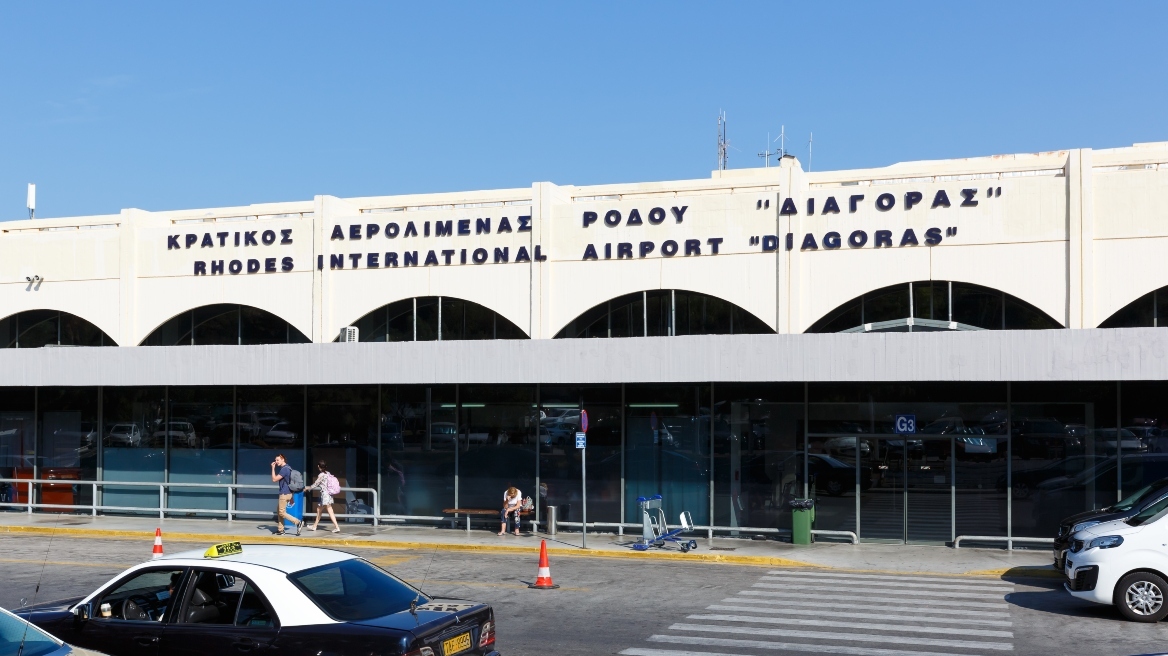 Έφτασαν στο αεροδρόμιο Ρόδου με 3.928 πακέτα λαθραία τσιγάρα στις αποσκευές τους, συνελήφθησαν δύο γυναίκες