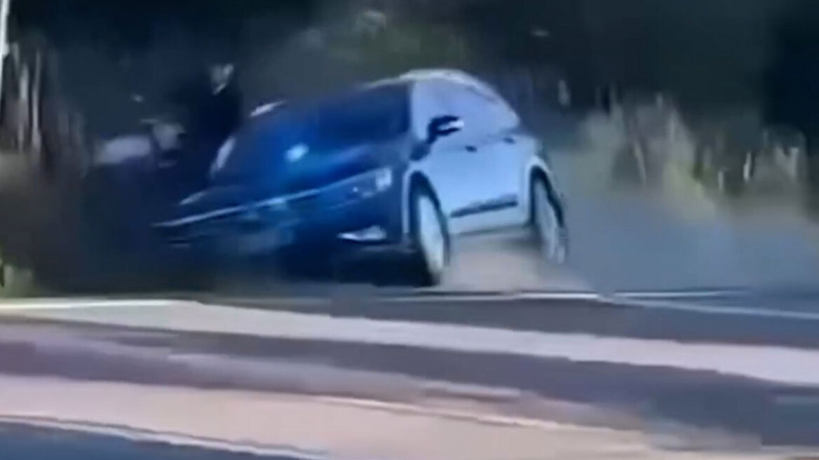Η καταδίωξη που δίχασε τη Φινλανδία: Όχημα της αστυνομίας «έκλεισε» και έριξε σε χαντάκι έναν 15χρονο με μηχανή, δείτε βίντεο