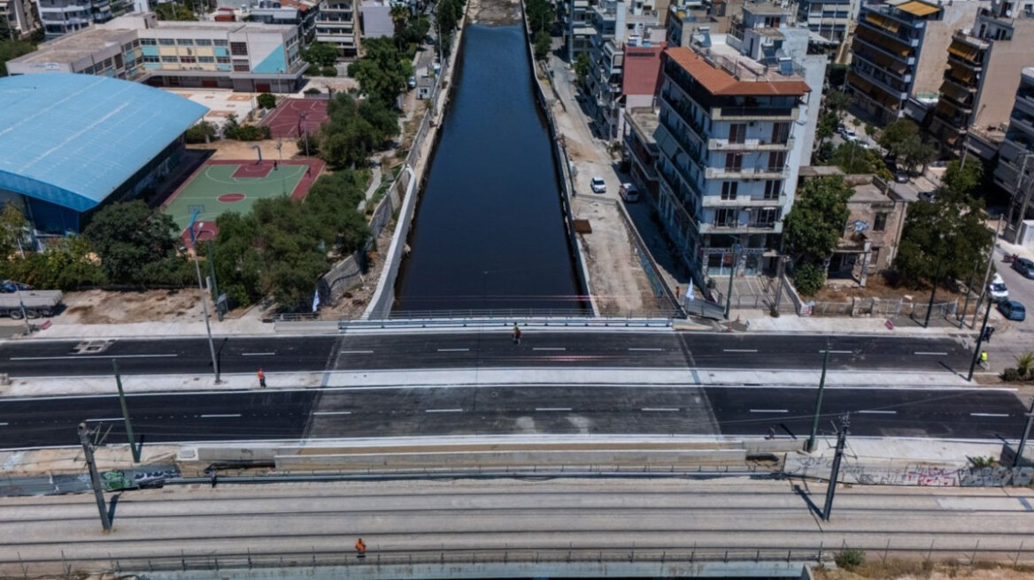 Ανοιχτή ξανά η Παλαιά Παραλιακή στην Καλλιθέα, έτοιμη η νέα γέφυρα - Δείτε φωτογραφίες