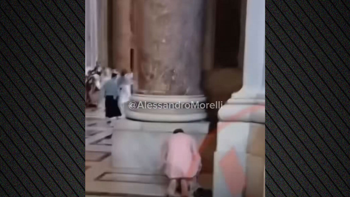 «Θα άφηναν χριστιανό στη Μέκκα;»: Σάλος στην Ιταλία με μουσουλμάνο που προσευχήθηκε ξυπόλητος μέσα στον Άγιο Πέτρο στο Βατικανό, δείτε βίντεο