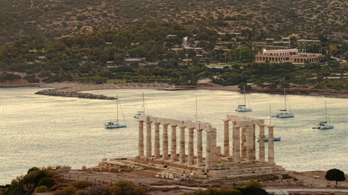 Αύγουστος στο Σούνιο: Η μεγάλη Πανσέληνος ανατέλλει πίσω από τον Ναό του Ποσειδώνα