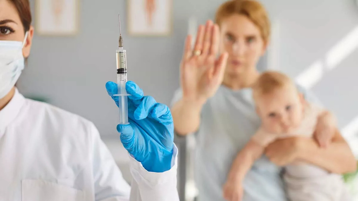 Τι σημαίνει το «φρένο» του Τραμπ στα παιδικά εμβόλια – Οι 4 μεγάλοι κίνδυνοι που βλέπουν οι επιστήμονες
