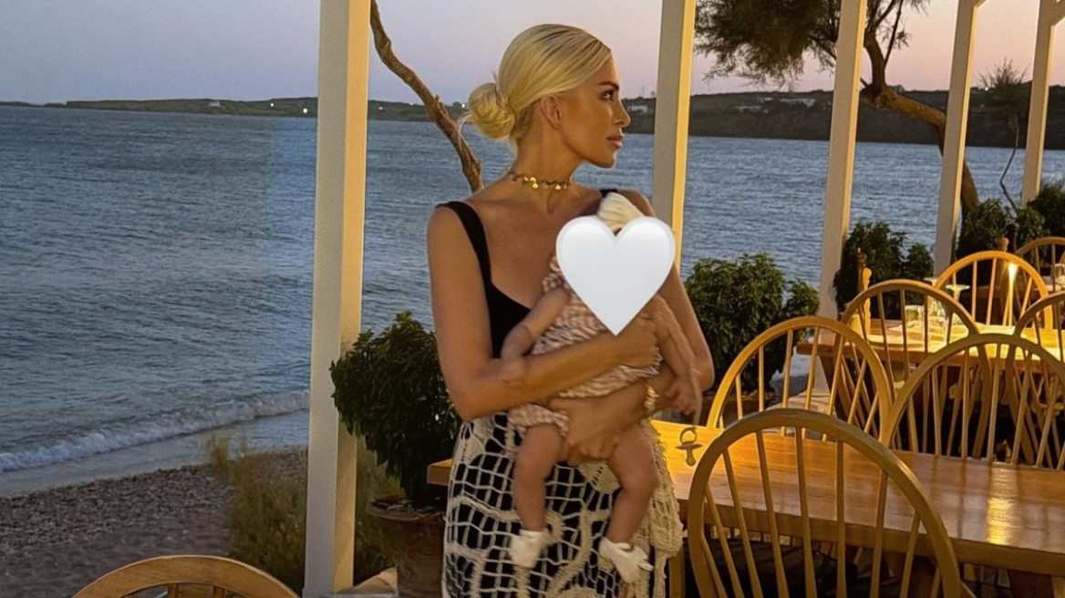 Κατερίνα Καινούργιου: Αυτές οι μέρες έχουν κάτι από ευτυχία, γράφει από την Πάρο, ποζάροντας με την κόρη της