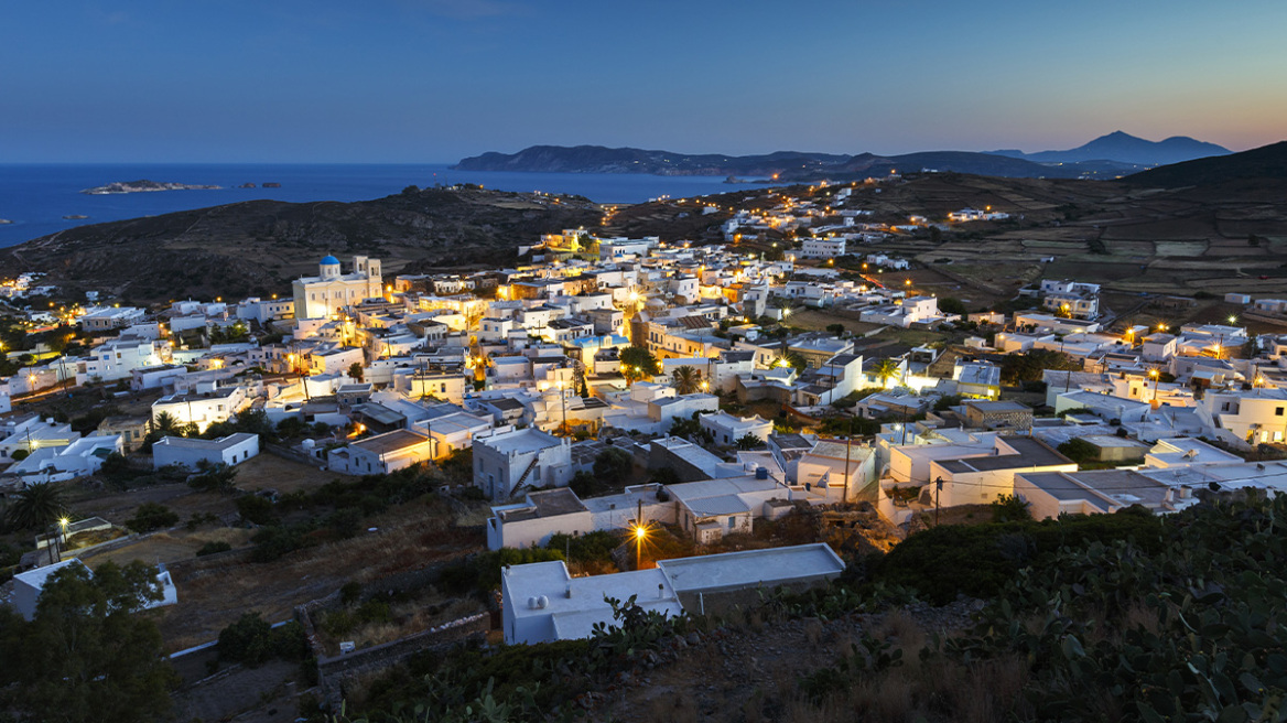 Νεκρός 17χρονος στην Κίμωλο: Το μπάνιο ήταν εκτός σπιτιού λέει ο δήμαρχος - Με το που έπιασε το «τηλέφωνο» τελείωσε, λέει συγγενής