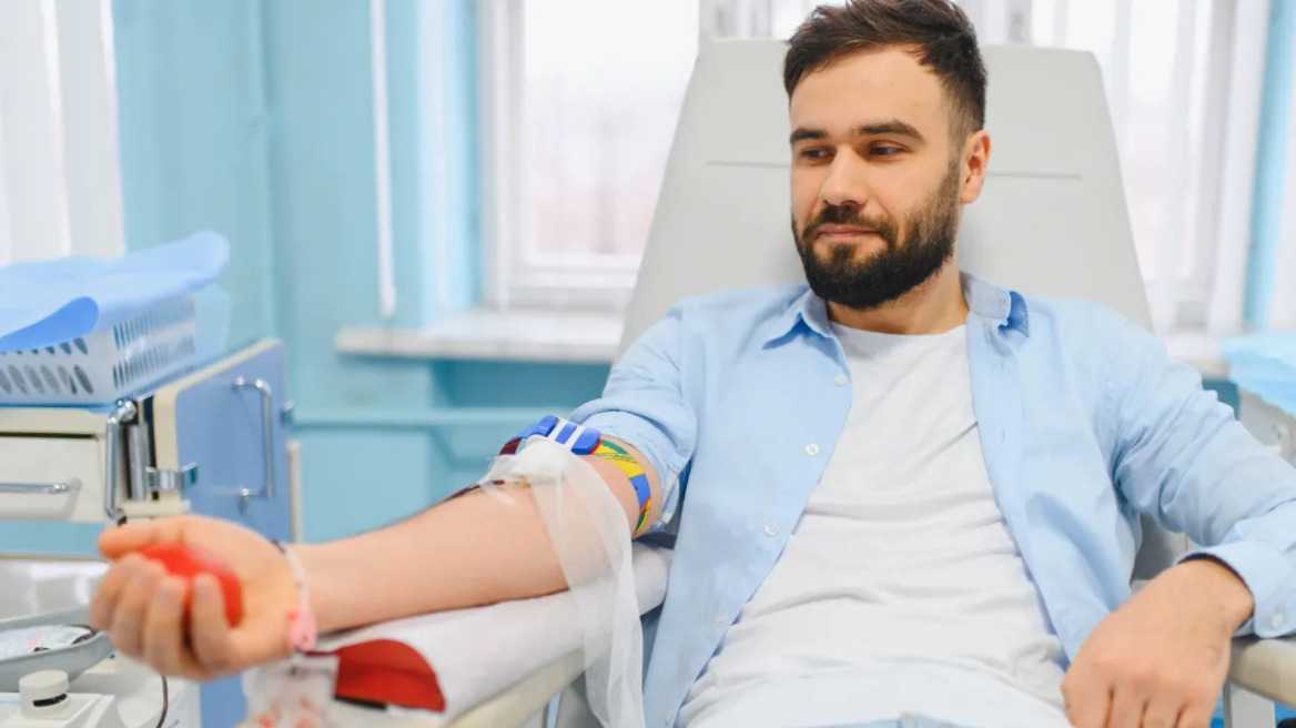 Στερεύουν τα αποθέματα αίματος: Αναβάλλονται μεταγγίσεις ασθενών λόγω Αυγούστου