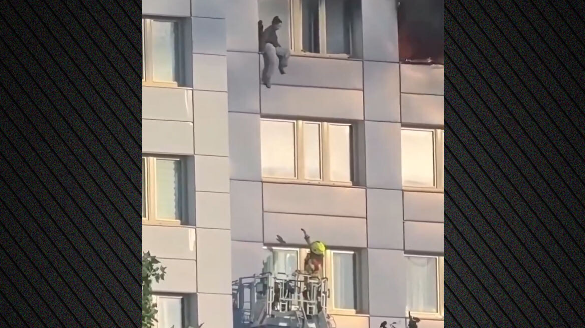 Δραματική διάσωση γυναίκας από φλεγόμενο κτήριο στο Βερολίνο: Πήδηξε από μεγάλο ύψος και την έπιασε πυροσβέστης στον αέρα