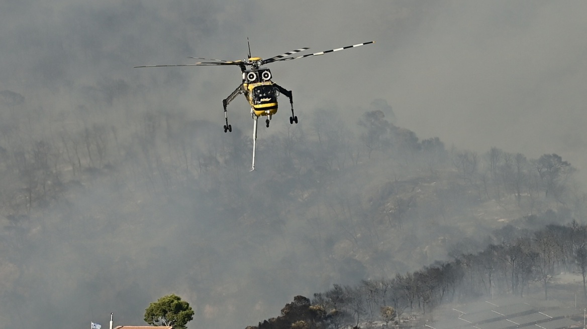 Με ενισχύσεις από όλη την Ελλάδα, 4 αεροσκάφη και 2 ελικόπτερα συνεχίζεται η μάχη με τη φωτιά στη Σκύρο, στα βορειοανατολικά το κύριο μέτωπο