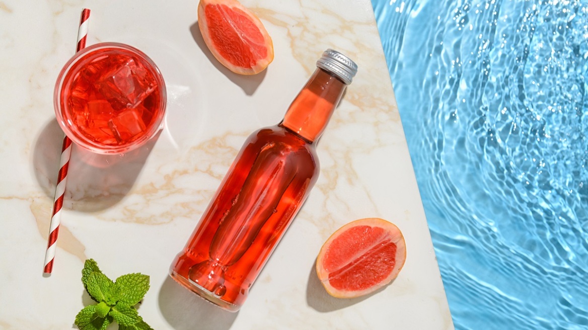 Paloma, spritz, negroni: Τα έτοιμα κοκτέιλ που βάζουμε στο ψυγείο αυτό το καλοκαίρι