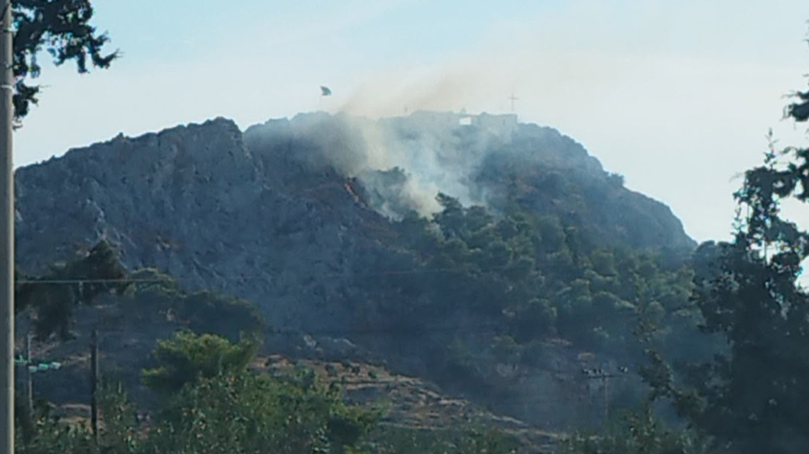 Οριοθετήθηκε η φωτιά στον Προφήτη Ηλία Σαλαμίνας  