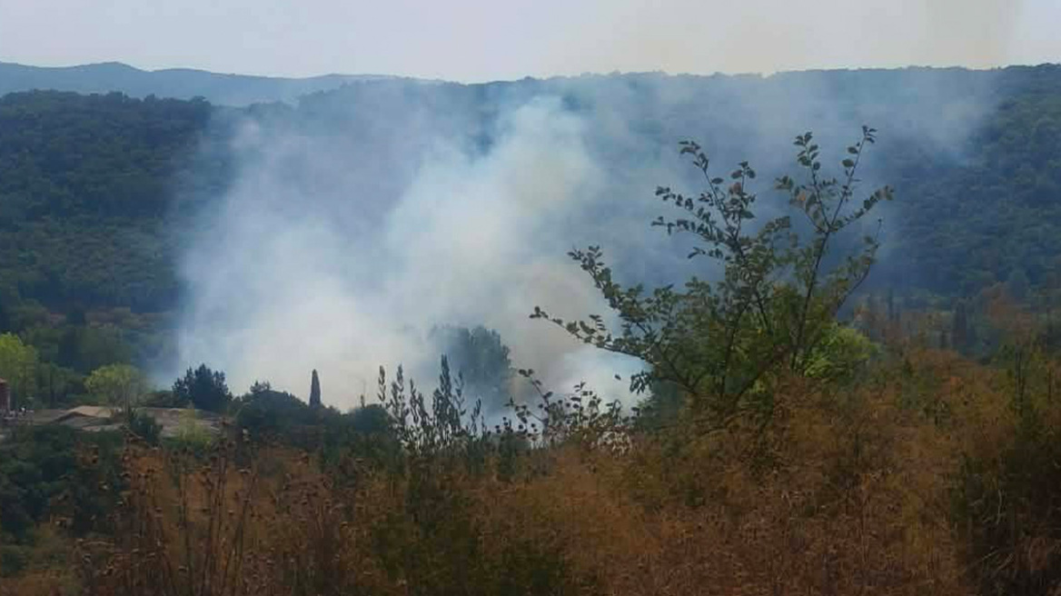 Φωτιά στο Τεμπλόνι της Κέρκυρας: 112 για ετοιμότητα, σηκώθηκαν 7 εναέρια