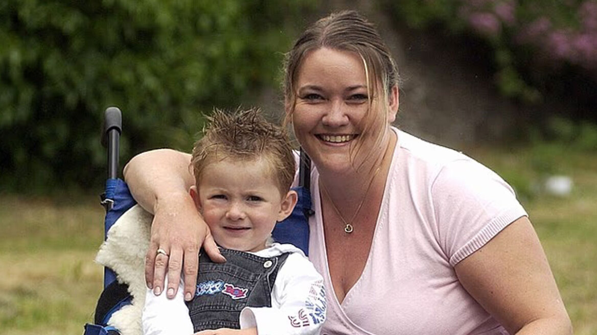Αδίστακτη μητέρα στη Βρετανία: Υπέβαλε τον γιο της σε αχρείαστα χειρουργεία για χρήματα και δημοσιότητα, τον παρουσίαζε ως το πιο άρρωστο παιδί της χώρας