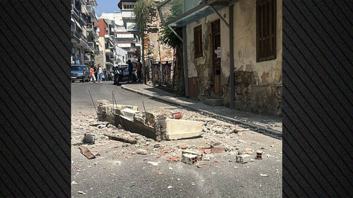 Τμήμα μπαλκονιού αποκολλήθηκε κι έπεσε σε δρόμο στην Καβάλα, διερχόμενος μοτοσικλετιστής γλίτωσε την τελευταία στιγμή, βίντεο