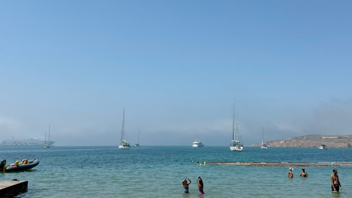 Απόκοσμες εικόνες σε Πάρο και Αντίπαρο: Πλοία ξεπροβάλλουν μέσα από την ομίχλη με συνεχείς συριγμούς, δείτε βίντεο