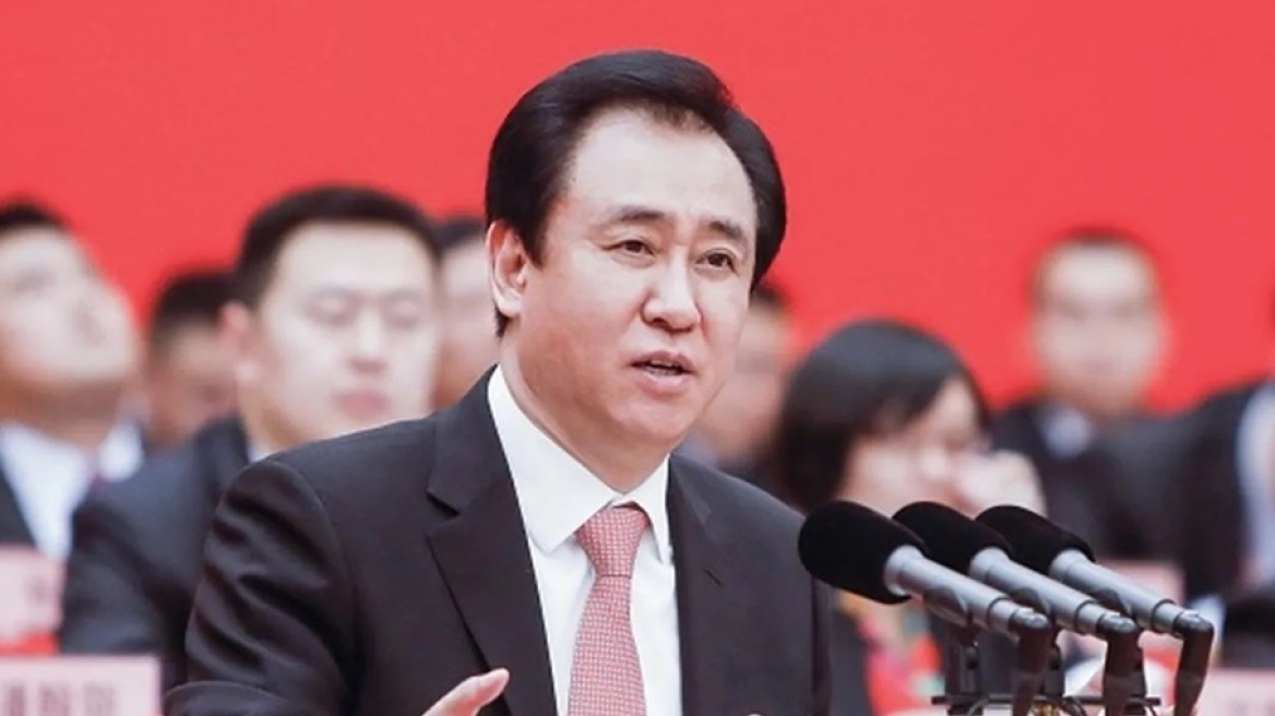 Ισόβια στον ιδρυτή της Evergrande: Η άνοδος και η κατάρρευση του άλλοτε δεύτερου πλουσιότερου ανθρώπου της Ασίας