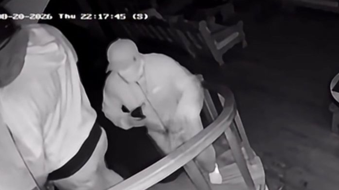 Νέα Πεντέλη: 18χρονος κλειδώθηκε στο δωμάτιο του όταν διαρρήκτες εισέβαλαν στο σπίτι του, καρέ καρέ οι κινήσεις των δραστών