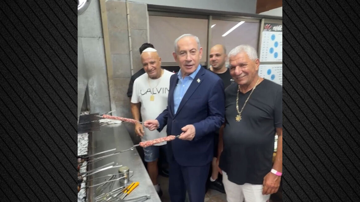 Σε ρόλο ψήστη ο Νετανιάχου, ετοιμάζει κεμπάπ στο ιστορικό σουβλατζίδικο Olga - Δείτε βίντεο