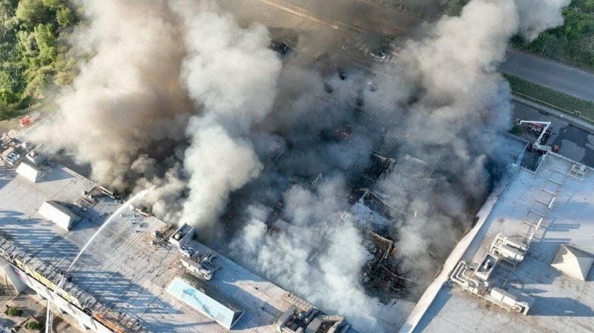 Στους 16 οι νεκροί και πάνω από 130 τραυματίες από το διπλό ρωσικό πλήγμα κατά εμπορικού κέντρου στην Κρίβι Ριχ