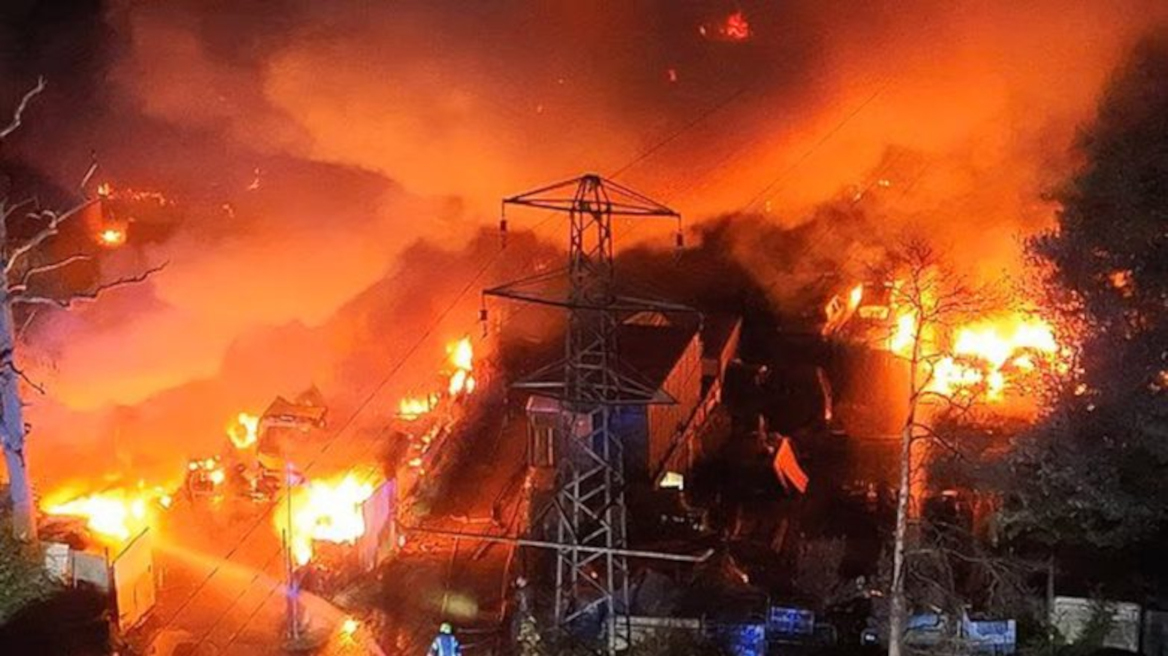 Φωτιά κοντά στο αεροδρόμιο Γκάτγουικ της Βρετανίας έκαψε περίπου 140 αυτοκίνητα, συνελήφθη 67χρονος για εμπρησμό