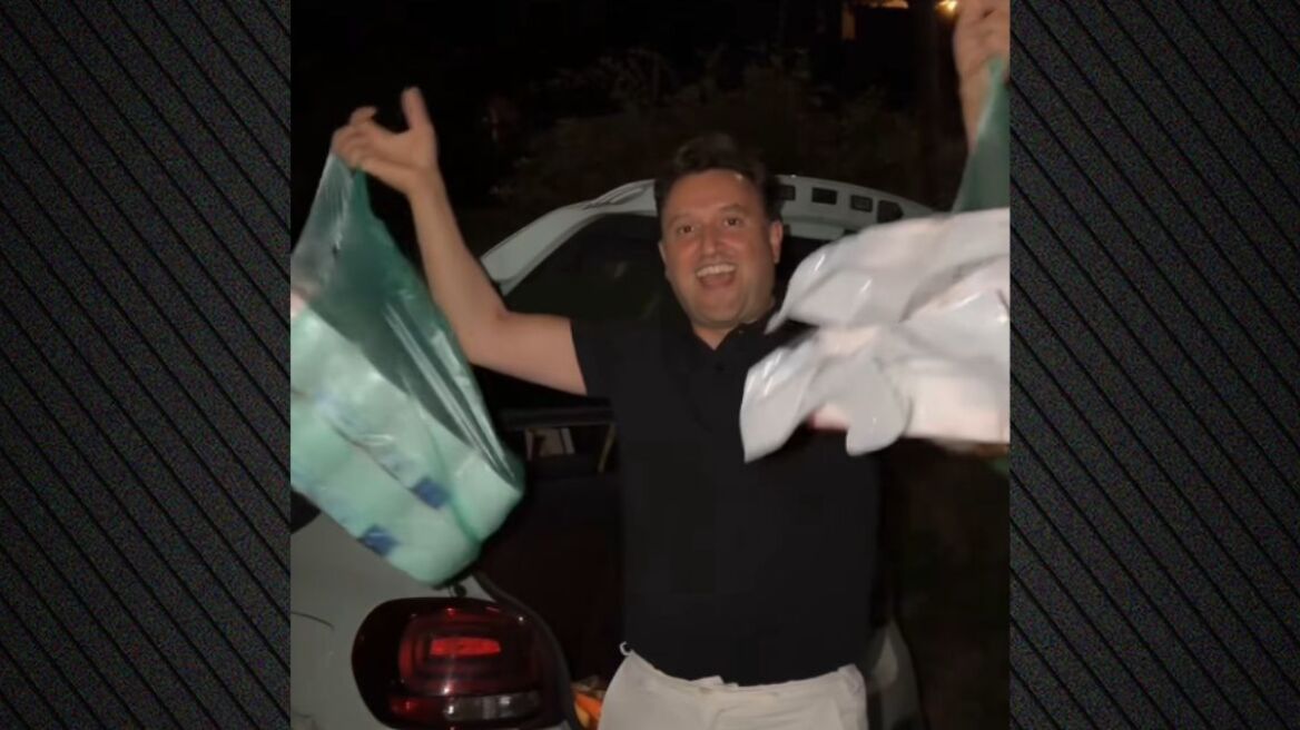 Ο Αργύρης Αγγέλου κέρδισε... χαρτί υγείας σε λαχειοφόρο αγορά πανηγυριού: Η τύχη μου, έγραψε με χιούμορ