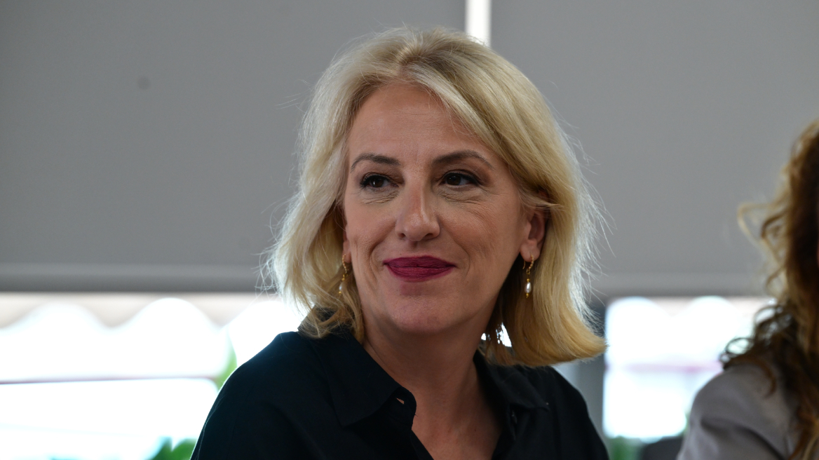 Ρένα Δούρου για την εμμηνόπαυση: Το πραγματικό ζητούμενο είναι να μη χρειάζεται καμία γυναίκα να σωπαίνει