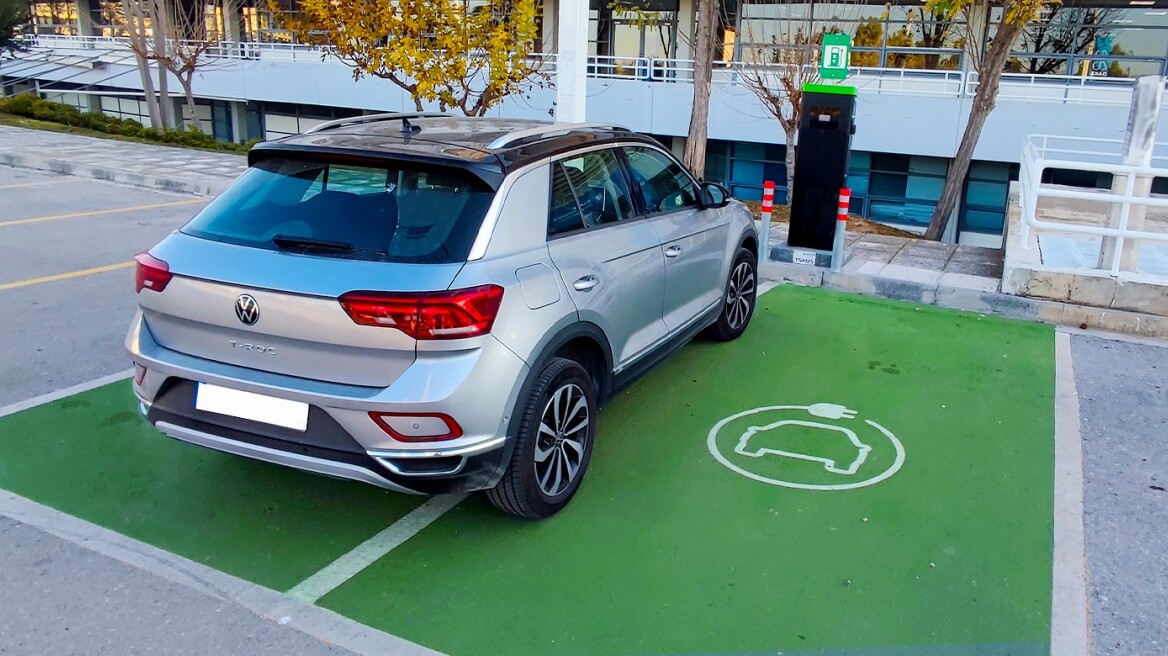 Σωρεία προστίμων μέσα στα πάρκινγκ των σούπερ μάρκετ
