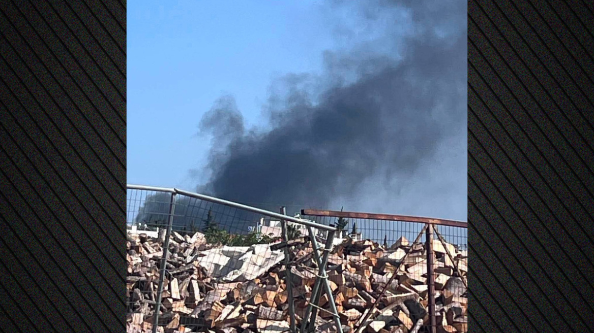 Υπό έλεγχο η φωτιά σε εργοστάσιο στη λεωφόρο Ανθούσας