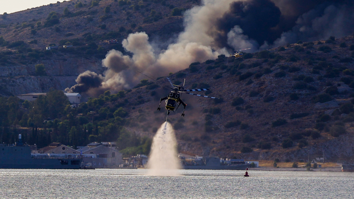 Μαίνεται η πυρκαγιά στη Σαλαμίνα, χωρίς ενεργό μέτωπο η Βοιωτία, βελτιωμένη η εικόνα στην Πέλλα