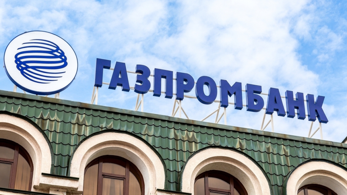FT: Πώς τέσσερις Ρώσοι τραπεζίτες εκμεταλλεύτηκαν τις κυρώσεις της ΕΕ και έβγαλαν ως και 9 εκατ. ευρώ