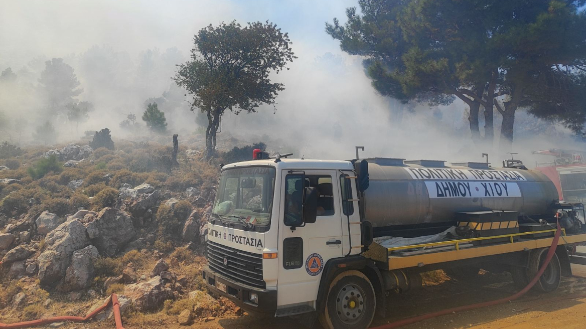Σύλληψη άνδρα για την πυρκαγιά στο Βίκι της Χίου, υπό έλεγχο η φωτιά