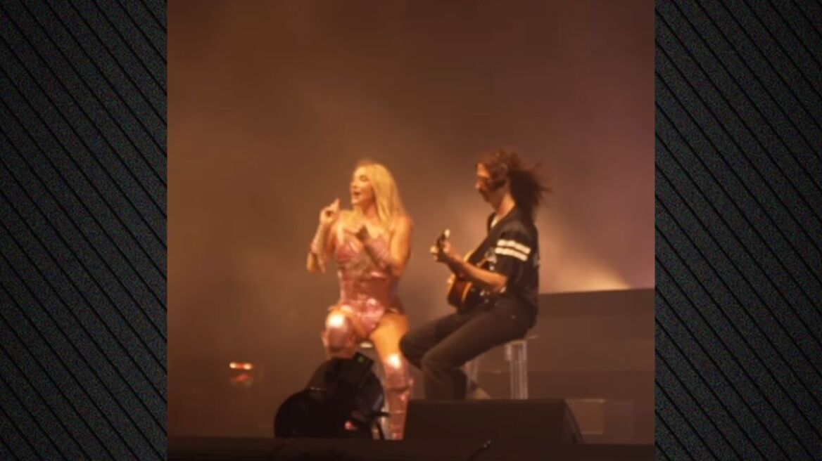 Η Kesha απέτισε φόρο τιμής στην Ντόλι Πάρτον ερμηνεύοντας επί σκηνής το «Old Flames» που είχε γράψει η μητέρα της για εκείνη