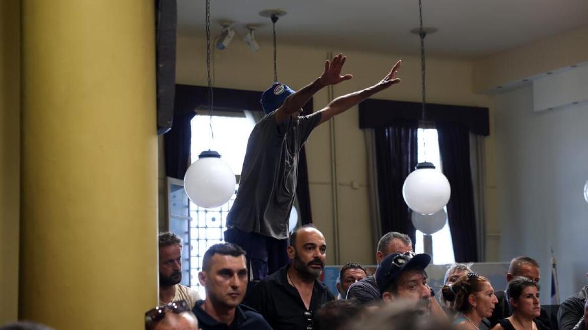 Έξαλλοι κτηνοτρόφοι μπούκαραν στη συνεδρίαση για τον αφθώδη πυρετό στη Λέσβο, παραιτήθηκαν δύο άτομα, δείτε βίντεο