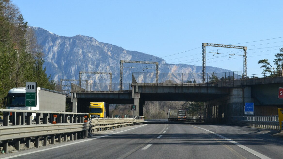 Νεκρός 22χρονος που προσπάθησε να πηδήξει από στέγαστρο διοδίων πάνω σε κινούμενο φορτηγό στην Γαλλία
