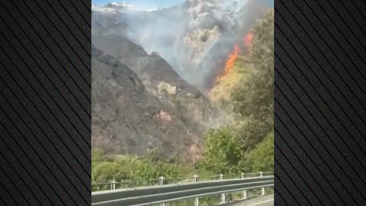 Φωτιά απειλεί σπίτια στην Ταορμίνα της Σικελίας: Τα στοιχεία δείχνουν ότι πρόκειται για εμπρησμό, λέει ο δήμαρχος