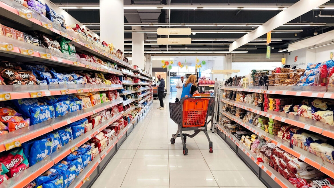 Μειώσεις τιμών σε σούπερ μάρκετ, σχολικά είδη και κρέατα: Οι κωδικοί που σπάνε το φράγμα του 10%