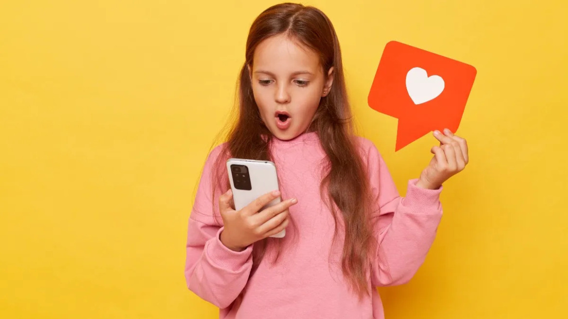Τα social media απλώνουν τα δίχτυα τους στην πιο ευάλωτη ομάδα – Γιατί δεν φταίει το παιδί που δεν αφήνει το κινητό